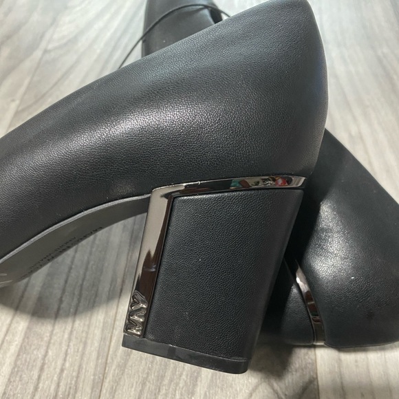 New Andrew Marc New York - Black Square Toe Pumps - Size 7.5 Crimson T14 J-23 - Picture 5 of 7